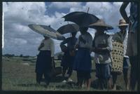 Hiller 09-099 : Standing people with umbrellas and hats