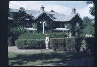 Hiller 08-030: Large, elaborate house surrounded by foliage