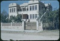 Hiller 08-016: Duplex behind a stone fence, Teintsin, China