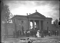 Photograph of the Missouri Botanical Garden Entrance and Crowd